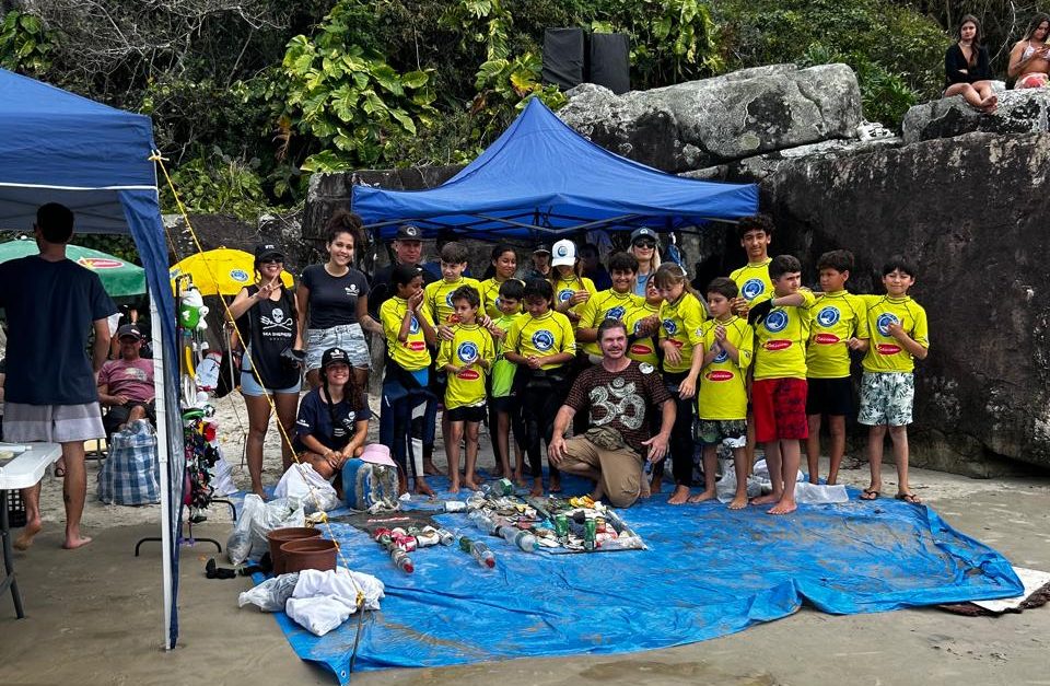 No momento, você está visualizando Dia inesquecível na Praia do Matadeiro, marcado por surf, conscientização ambiental e união da comunidade!